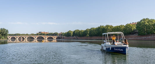 With a breathtaking view of Toulouse, the Cabots offer floating aperitifs or escape games on the Garonne