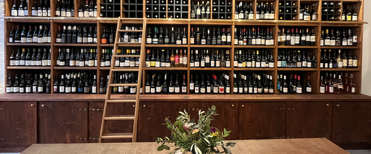 An authentic cellar opened by a sommelier and a chef, the wine counter has bottles